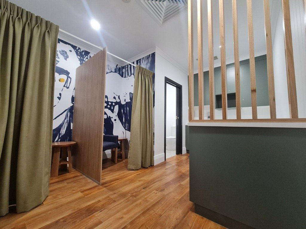 Wadonga_Plaza_Wallpaper_Parents_Room_2.jpg